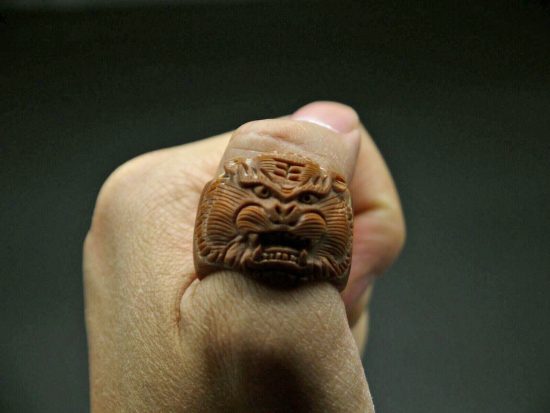 Vintage Chinese Style Carved Tiger Thumb Ring 2