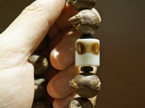 Wrist Mala, Golden Mouse Bodhi Coconut Seeds 17mm, Lace Agate Bead 3