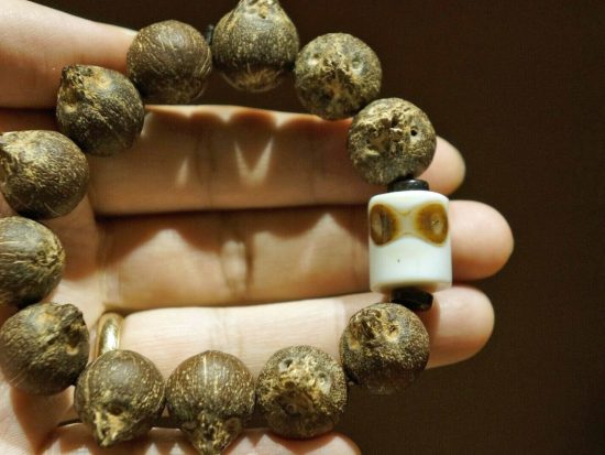 Wrist Mala, Golden Mouse Bodhi Coconut Seeds 17mm, Lace Agate Bead 6