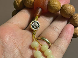 Wrist Mala, Nepali Phoenix Eye Bodhi 16mm, Red Agate. 01