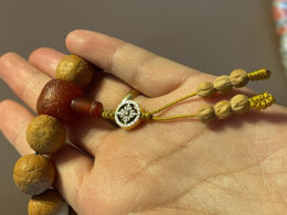 Wrist Mala, Nepali Phoenix Eye Bodhi 16mm, Red Agate, Cypress Seed. 01