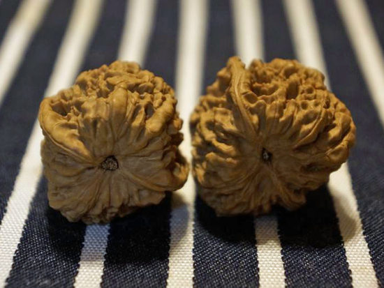 Walnuts, Matched Pair, Chinese Collection (Tall Pointy) 32mm x 41mm 02