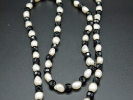 Black and White Pearl Necklace 01