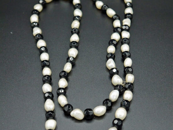 Black and White Pearl Necklace 01