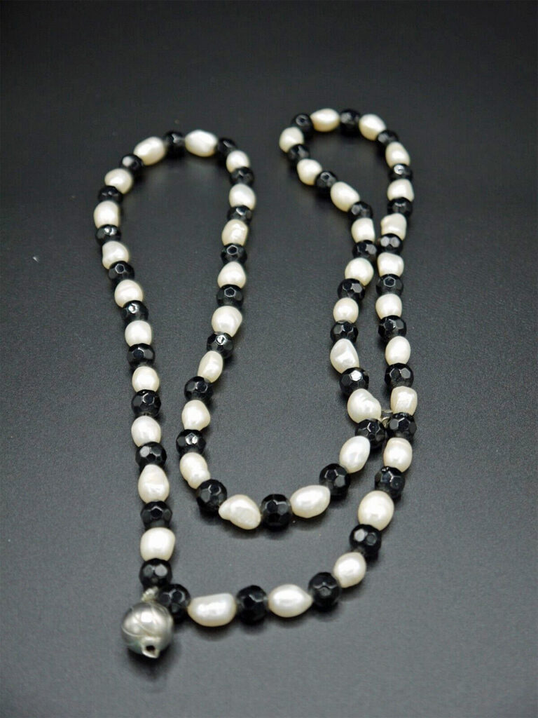 Black and White Pearl Necklace 01
