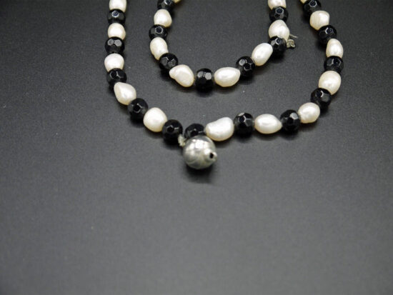 Black and White Pearl Necklace 02