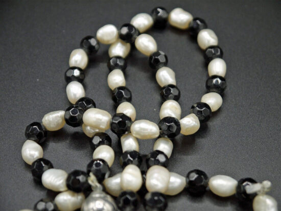 Black and White Pearl Necklace 03
